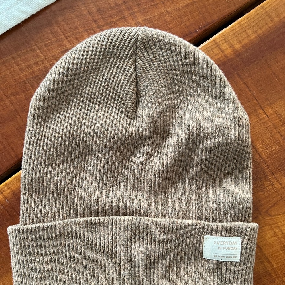 Brown Zara girls hat size 10-14 . Brand new. Size fits a woman’s s / m head too